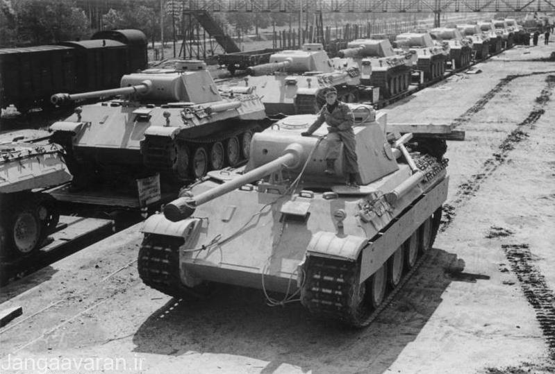 تعدادی از تانکهای پانتر در حال اعضام به میدان نبرد در شوروی با قطار.اگر چه این تانک مشکلات عدده فنی داشت ولی همراه سرعت گیر تمامی عملیات های شوروی در جبهه شرق بود