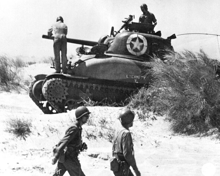 1-یک عراده شرمن ام4 ای1 در ساحل سرخ درسال 1943 در هنگام حمله متفقین به سیسیل.این نمونه دارای توپ 75 م م بود و حداقل تا اواسط سال 1943 از تمامی تانکهای شناخته شده المانی برتری نسبی داشت