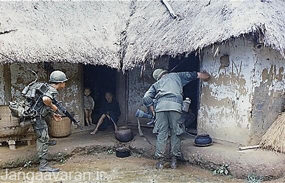 سربازان امریکایی در حال بازرسی یک کلبه روستایی در یک روستا.سربازان امریکایی همواره به روستایان ویتنام مظنون به کمک به ویتکنگها بودند.