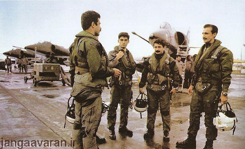 جمعی از خلبانان شجاع ارژانیتن در می سال 1982 در کنار صفی از اسکای هاوک ها.اسکای هاوک را باید قهرمان واقعی جبهه ارژانتینها دانست.