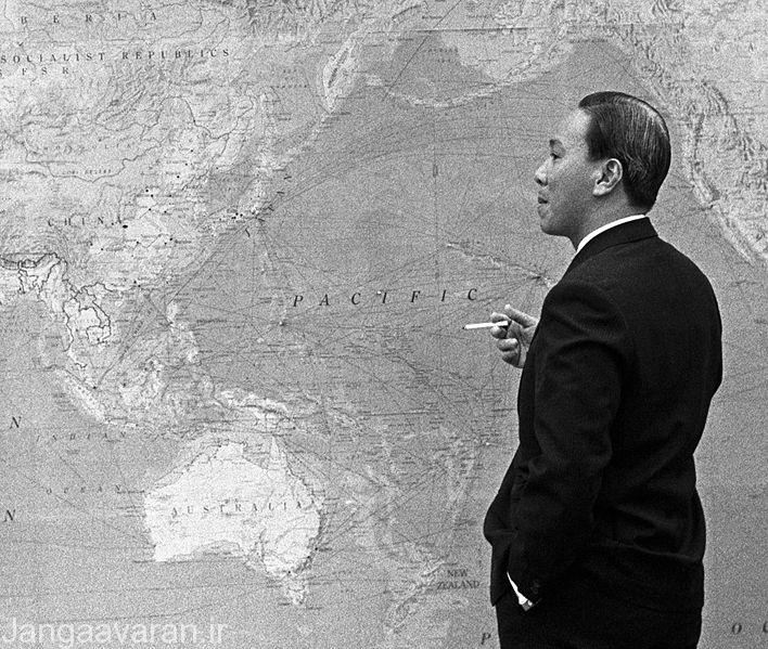 رئیس جمهور ویتنام جنوبی نا امیدانه به نقشه کشورش نگاه میکند.وی هیچ نقشه ای برای دفاع از کشور نداشت و تنها بی دلیل نیروها را به طرف سایگون عقب کشید تا در نهایت به راحتی به کمونیستها اجازه پیشروی بدهد.