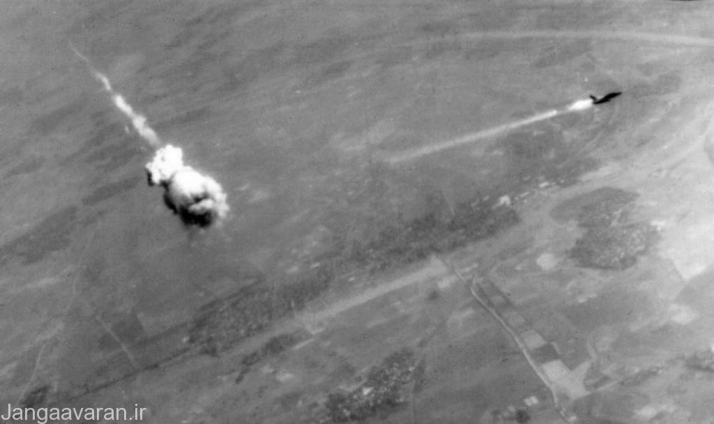 3-یک موشک سام2 در نزدیکی یک اف105 منفجر شده و انرا به اتش کشیده. ویتنام اولین میدان رویاروی هواپیماها جنگی با موشکهای دفاع هوایی بود .ارتش امریکا تا سامانه های برای مقابله با سام های شوروی در این جنگ وارد کرد تلفات سنگینی داد