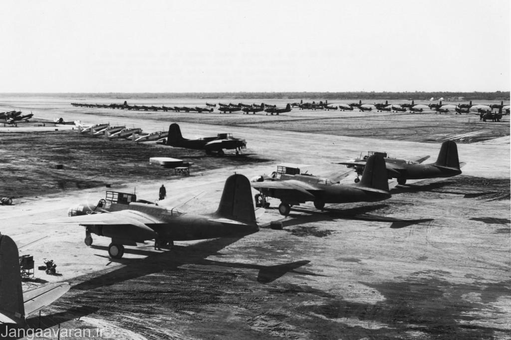ایران فرودگاه آبادان سال 1942(1321) هواپیماهای آمریکایی منتظر ارسال به شوروی ؛ هواپیماهای ارسالی آمریکا به شوروی عمدتاً شامل هواپیماهای P-40 ، P-39 ، A-20، B-25 و AT-6 بود. 