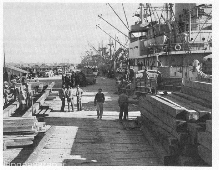 صف کشتیها و نیروهای آمریکایی در حال تخلیه ملزومات کمک رسانی به ارتش سرخ شوروی در بندر خرمشهر ایران