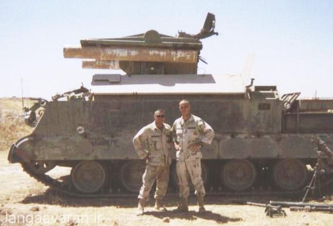 عکس یادگاری دو سرباز آمریکایی با سامانه برد کوتاه رولند عراقی؛ این سامانه پدافندی که کارکردی مشابه با سام-8 شوروی داشت توانست برای نیروهای ائتلاف دردسرهای زیادی را ایجاد کند