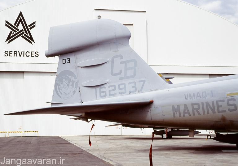 سکان عمودی یک فروند هواپیمای پراولر, تجهیزات مربوط به پاد اخلال الکترونیک ALQ-99 در بالای دم قابل مشاهده است