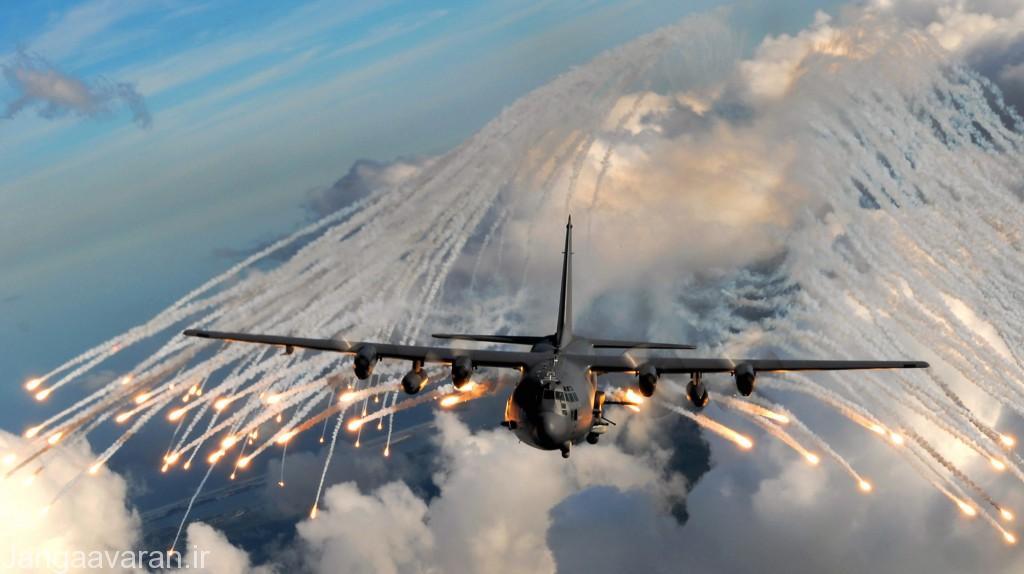 یک فروند هواپیمای ترابری C-130 در حال استفاده از شراره ها جهت فرار از دست موشک های حرارت یاب