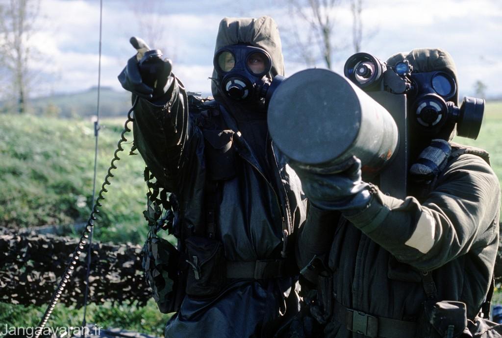 دو سرباز کانادایی حامل موشک بلوپایپ طی تمرینات ناتو با پوشش ضد حملات شیمیایی