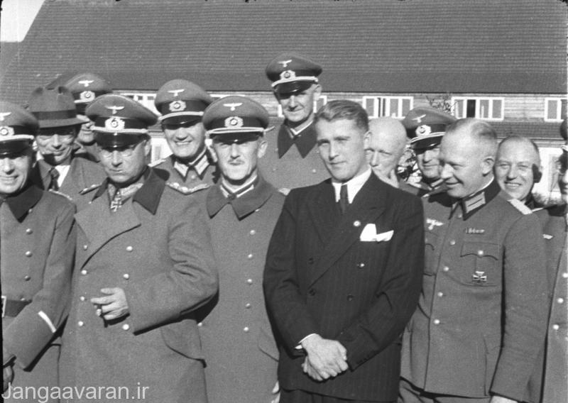 بروان در بین دیگر افسران ارتش المان نازی 