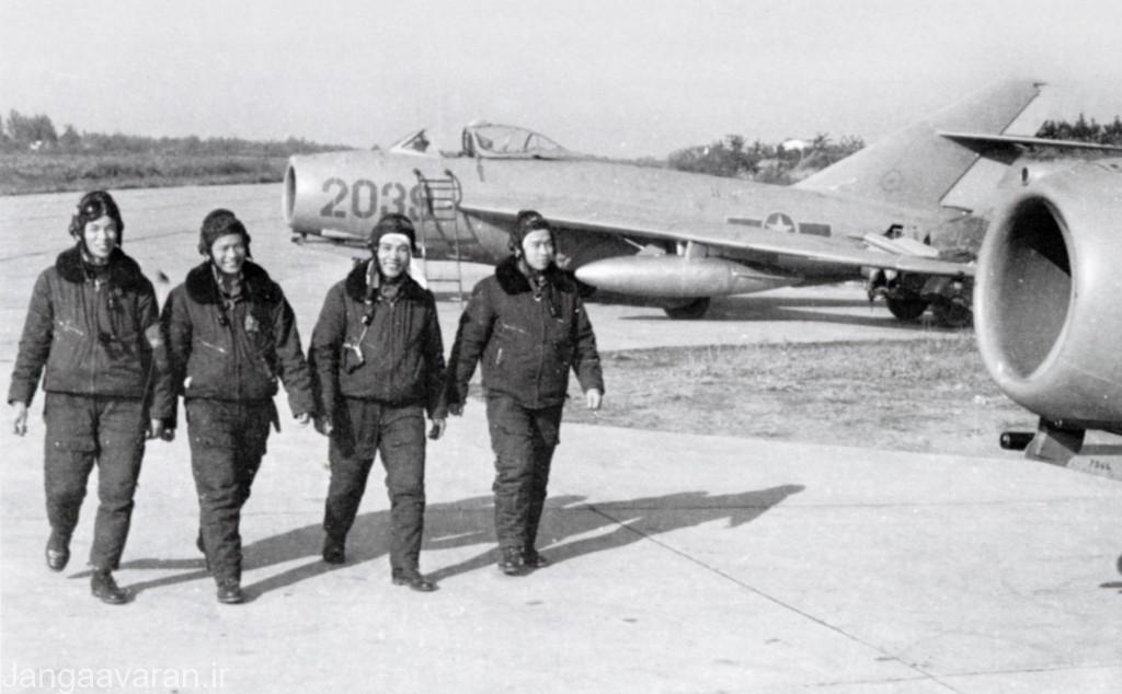 چهار خلبان برتر ویتنام شمالی ..از راست به چپ با شش، هفت،دو و پنچ پیروزی هوایی با میگ17 و 21(برخی از انها بعدها با میگ21 نیز پرواز کردند) 