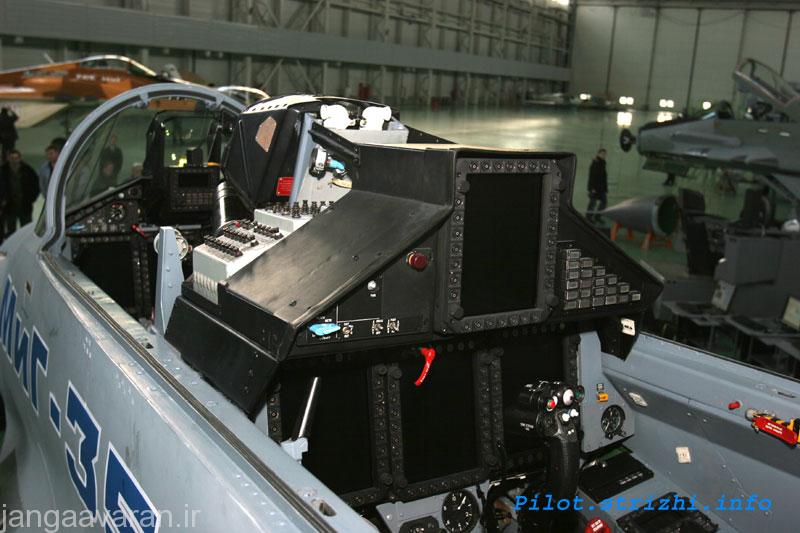 کابین عقب میگ35 با چهار نمایشکر و کابین جلو با سه نمایشگر رنگی چند کاره