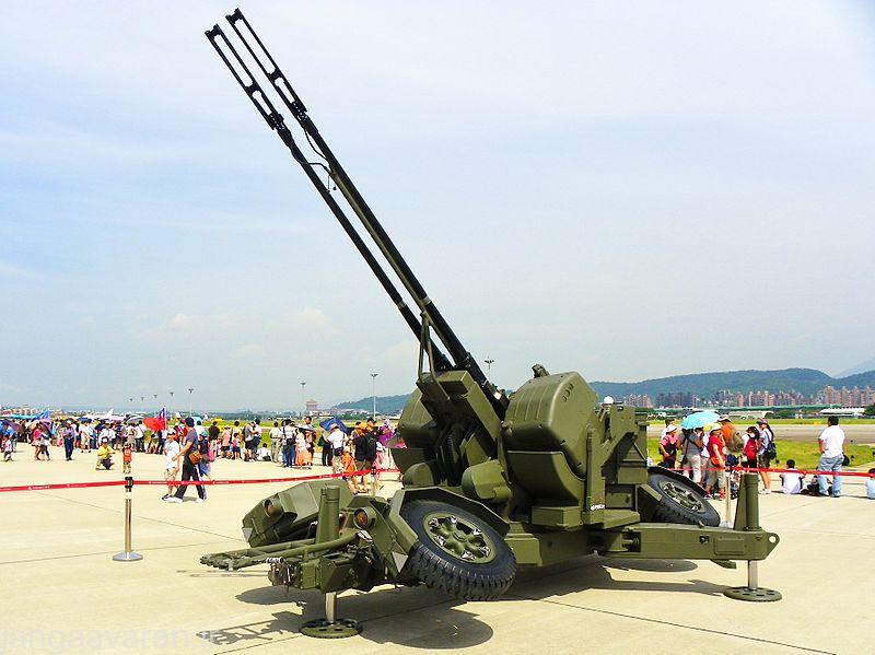 800px-Oerlikon_GDF-003_35mm_Twin_Cannon_at_Songshan_Air_Force_Base_20110813
