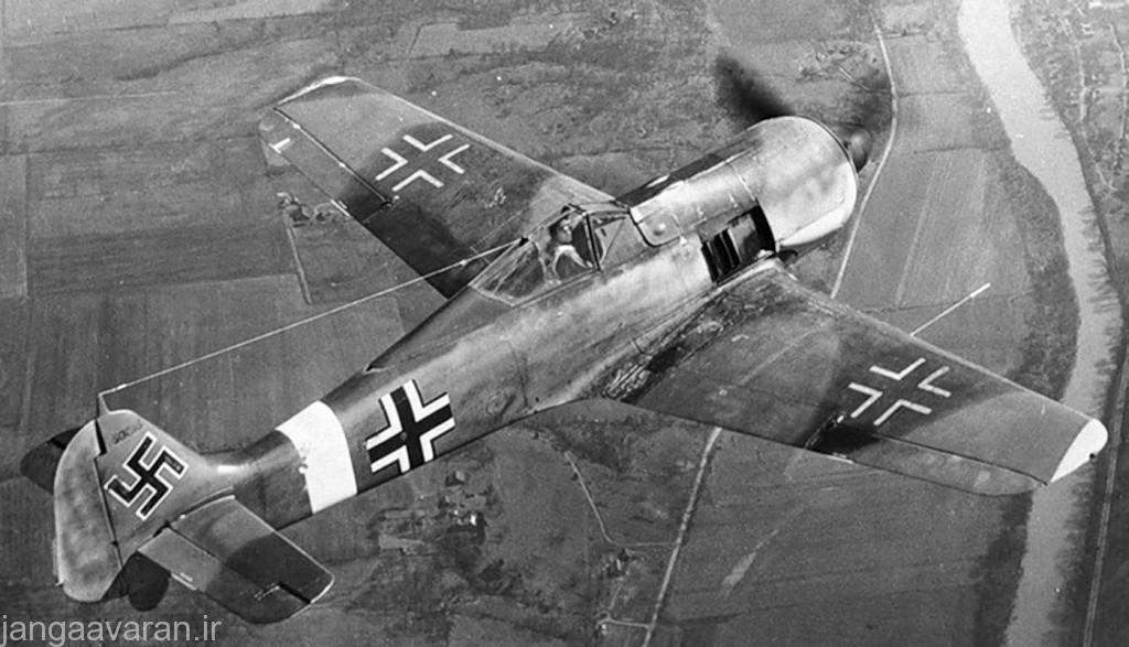 Focke-Wulf-Fw-190-WNr-50046-in-flight-01
