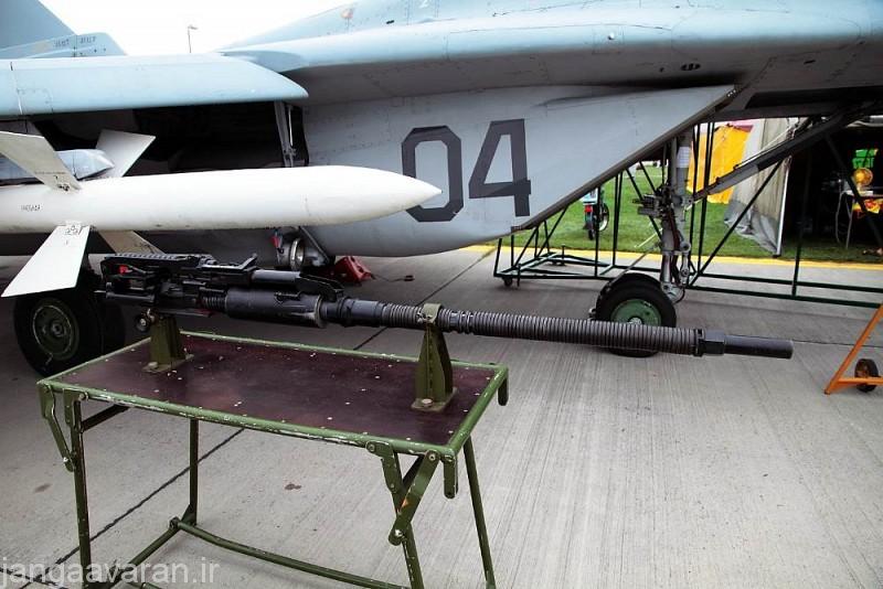 توپ 30 م م تک لول در کنار میگ29.. این توپ روی تمامی جنگنده های نسل چهارم به بعد روسها (به غیر از میگ31) نصب شده است 