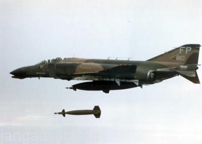 اف4 فانتوم تمامی مهمات های هدایت شونده لیزری اپتیکی و ضد رادار نیروی هوایی امریکا را حمل میکرد