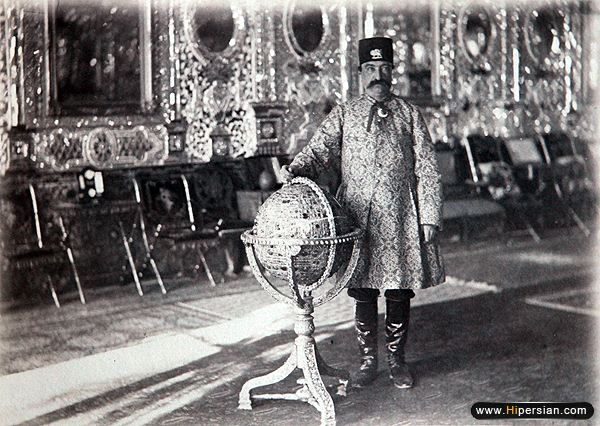 ناصرالدین شاه با کره جواهرنشان معروفش،او به دعوای دوطرف پایان داد