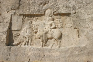 زانو زدن امپراتور والریانوس در برابر شاپور اول در نقش رستم