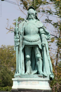 یانوش هونیادی قهرمان نظامی مجارستان بود. ظهور او مراد را مجبور به بازگشت به تخت سلطنت کرد