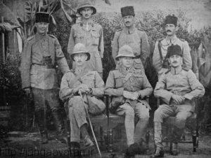 ژنرال تاوزند بعد از تسلیم در کنار خلیل پاشا. محاصره کوت یکی از بدترین شکست های عثمانی در جنگ جهانی اول بود