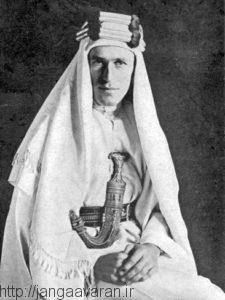 سرهنگ ادوارد لارنس در لباس عربی. او فراتر از یک افسر ارتش انگلستان در شورش عربی ظاهرشد