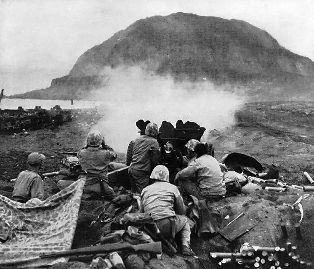 یک تفنگ ضد تانک M3 37 میلی متری (1.5 اینچی) ایالات متحده علیه مواضع غار ژاپنی در جبهه شمالی کوه سوریباچی شلیک می کند.