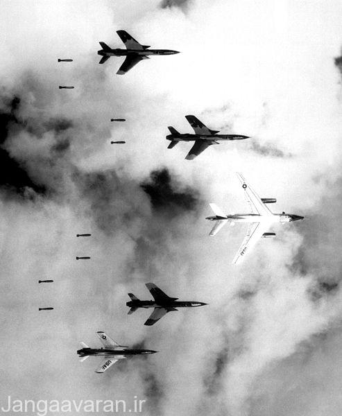 جنگنده های اف105 ارتش امریکا در حال بمب باران هوایی طی عملیات تندر غران