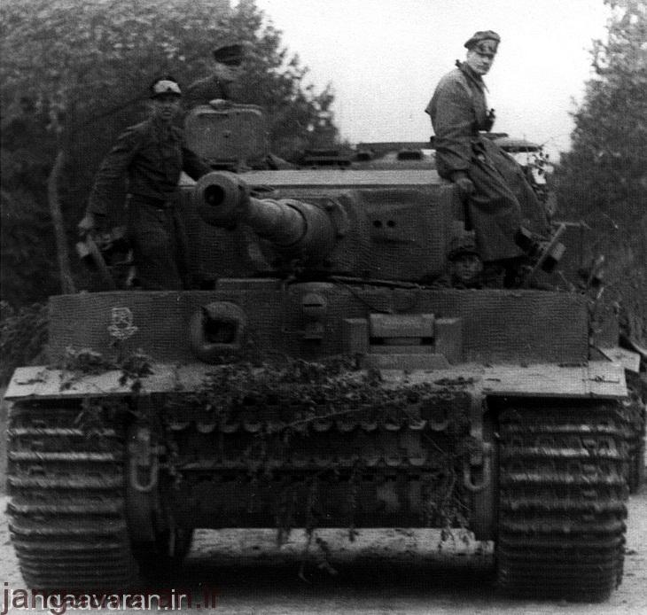 یک تایگر در جاده های فرانسه در گرماگرم نبرد نرماندی.تایگر فضای بسیار بزرگ و فراخ در درون بدنه داشت به صورتی که یکی از سربازان ورماخت درون این تانک را به اتاق مبله تشبیه کرده بود 