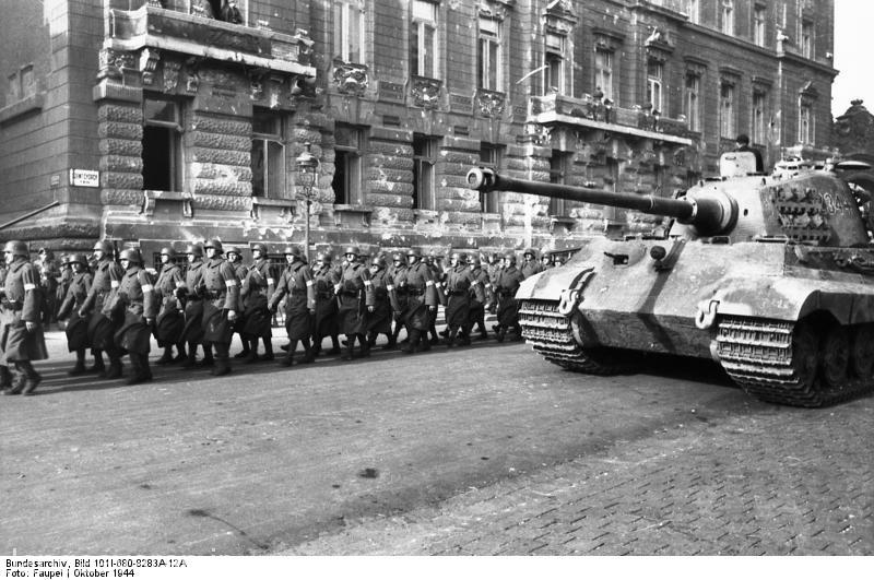 تایگر2 در خیابان های بوداپست در سال 1944 