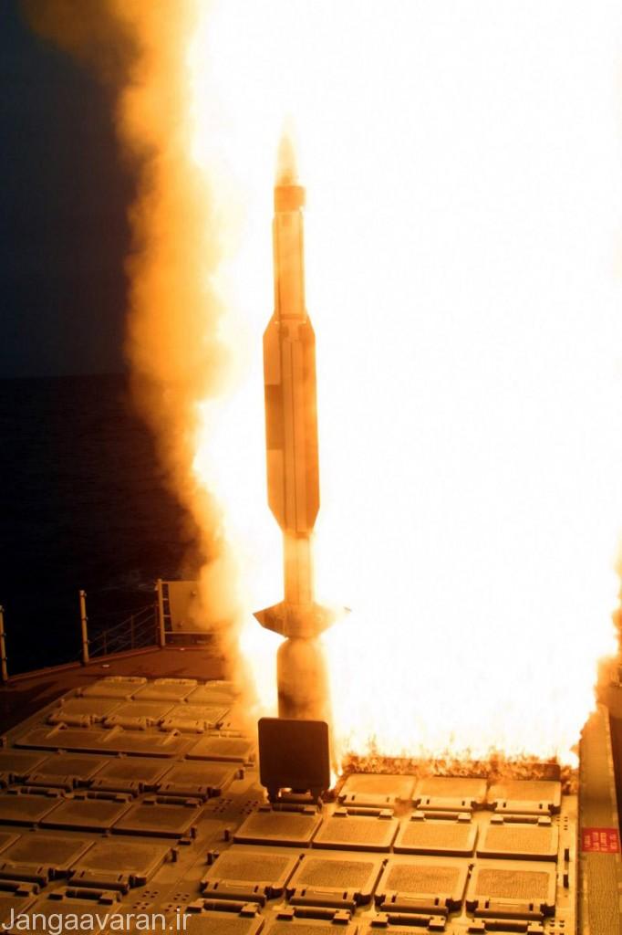 لحظه شلیک موشک ضد پدافند ضد بالستیک سیم3 از سلول های مارک 41 که ان را باید دوربردترین و بلند پرواز ترین موشک پدافند موجود جهان دانست که توان شکار ماهواره های را نیز دارد 