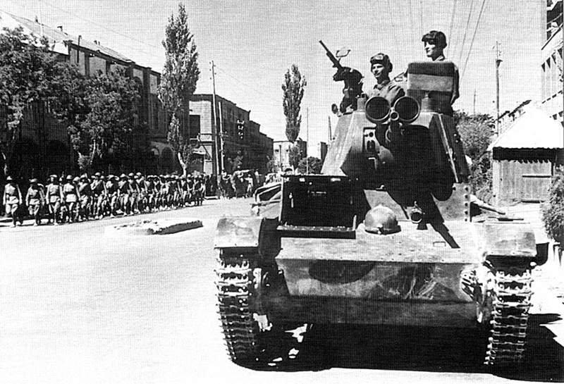 تانک T-26 لشگر ششم زرهی متعلق به ارتش سرخ شوروی در خیابانهای تبریز در جریان اشغال ایران در آگوست 1941 (شهریور 1320)
