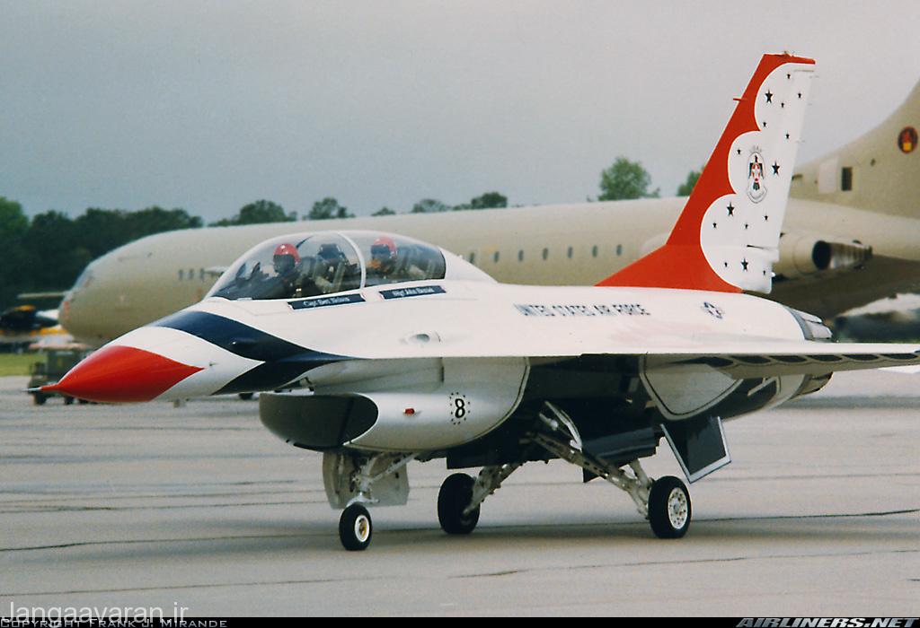 اف16 بی تیم اکروجت نیروی هوایی امریکا (تاندربرد). این تیم از نسخه های ای و بی تا دهه 1990 و بعد از ان از نسخه سی و دی بلوک 50 بهره میبرد 