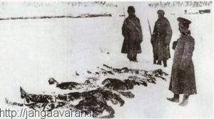 سربازان روس بالای سر جنازه های یخ زده سربازان عثمانی. بخش اعظم تلفات ترکها به خاطر یخ زدگی و سرما بود