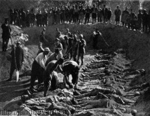 قربانیان کشتار ترابوزان در حال دفن در گورهای دسته جمعی 