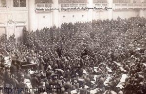 شورای کارگری ولگاگراد در 1917. انقلاب بلشویکی در روسیه باعث حیرت دولت بریتانیا و بهم ریختن سیاست های این کشور گردید