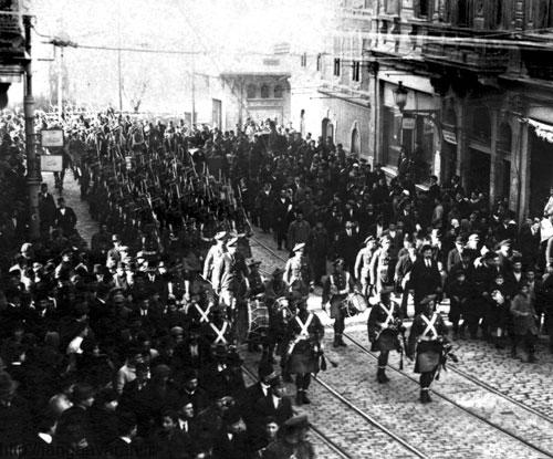 ورود سربازان متقفین به خیابان های استانبول باعث بیداری احساسات ملی گرایانه ترک ها شد 