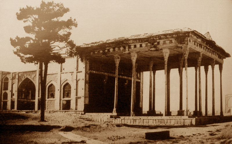 کاخ آیینه خانه. این بنای تاریخی به همراه حدود 50 بنای تاریخی دیگر اصفهان در دوران حکومت ظل السلطان ازبین رفت