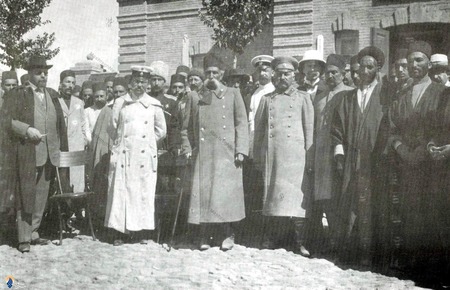 صمد خان مراغه ای در کنار افسران روس