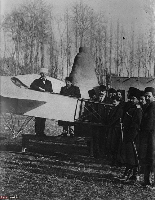 احمد شاه در کنار کوزمینسکی لهستانی. او اولین هواپیما را در تهران به پرواز درآورد