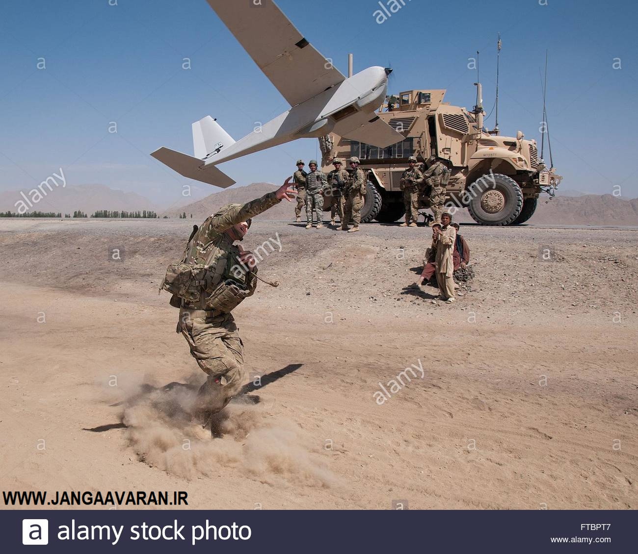 https://jangaavaran.ir/wp-content/uploads/2020/12/a-us-army-paratrooper-with-the-82nd-airborne-hand-launches-a-puma-FTBPT7.jpg