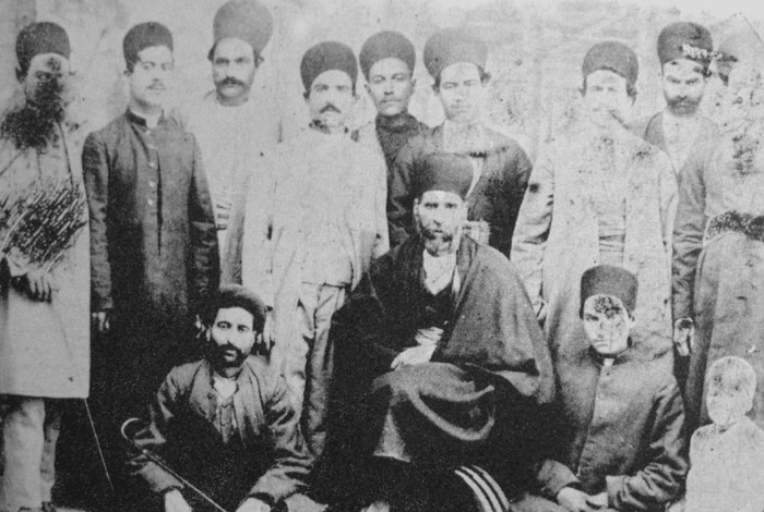 نایب حسین کاشی یاغی معروف(در نشسته درمرکز عکس) در کنار یارانش